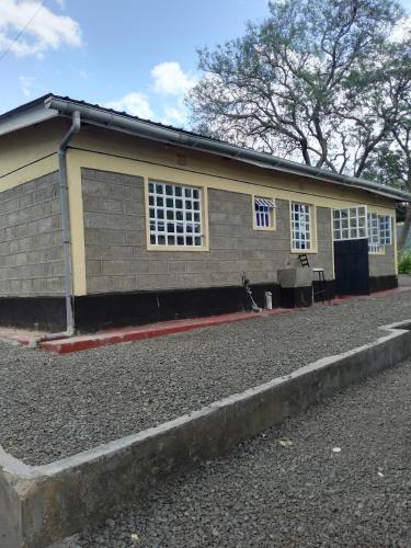 un edificio con ventanas laterales en 1bedroom milimani, Nakuru, en Nakuru