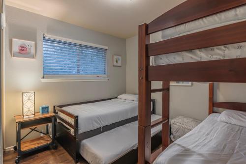 - une chambre avec 2 lits superposés et une fenêtre dans l'établissement Pool, Gameroom & Minigolf Enchanting Texas Home, à San Antonio
