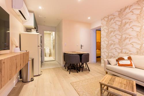 un salon avec un canapé et une table dans l'établissement Charmant T3 Neuf - Centre ville Décoration moderne, à Montpellier