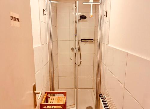 eine Dusche mit Glastür im Bad in der Unterkunft Cologne Chic: Mexx Opulence Köln in Köln