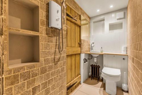 La salle de bains est pourvue de toilettes et d'un lavabo. dans l'établissement North End House and Seven Acres Cottage, à Batheaston
