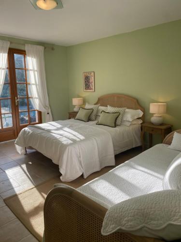 une chambre avec deux lits et une fenêtre dans l'établissement Villa Florence, à Alet-les-Bains