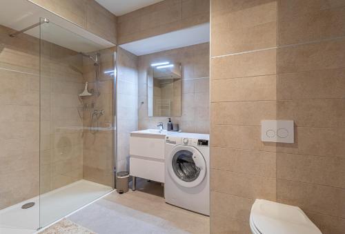Ένα μπάνιο στο Superb New 2-room Apartment -parking Border Monac