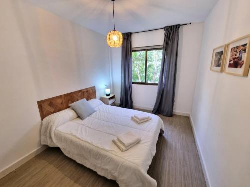 Un pat sau paturi într-o cameră la San Isidro City Center Apartment
