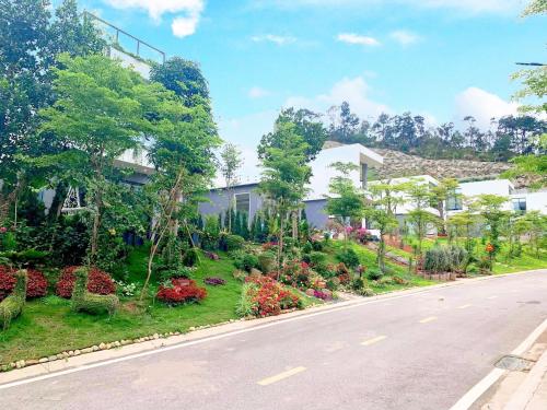 an empty street with a house and a garden at VILLA VENUS -Khu B Không mất vé cổng - tại Khu du lịch sinh thái Đại Lải in Thanh Cao