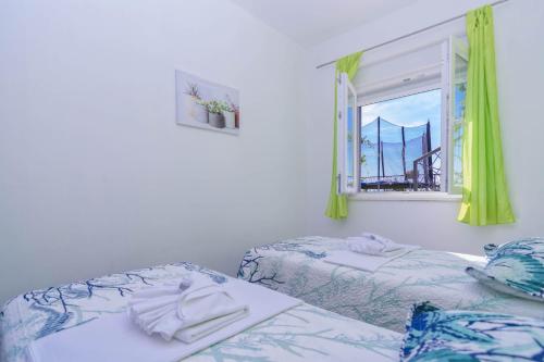 um quarto com uma cama e uma janela com uma ponte em SALONA HILLS with magical view of SPLIT em Solin