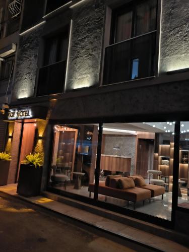 イズミールにあるROİ HOTEL İZMiRの建物内の店頭