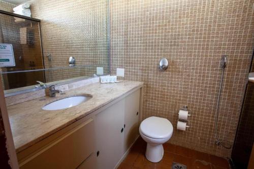 een badkamer met een wastafel en een toilet bij Hotel Nacional Inn Belo Horizonte in Belo Horizonte