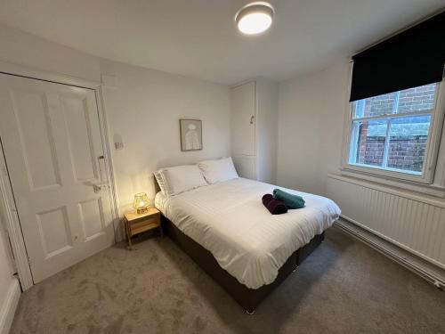 a small bedroom with a bed and a window at Ashbrook Stert St 5 bedroom property in Abingdon