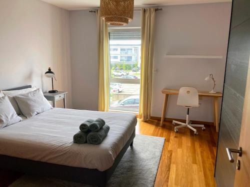 ein Schlafzimmer mit einem Bett mit zwei Handtüchern darauf in der Unterkunft Oliveira House in Ponta Delgada