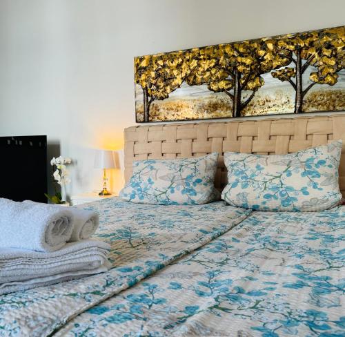 - un lit avec une grande tête de lit et des oreillers dans l'établissement Wohnung am Schlossgarten, à Schwerin