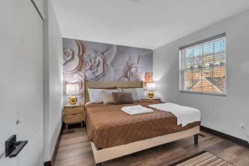 Un dormitorio con una cama grande y una ventana. en Roland park Customized Apartment, en Baltimore