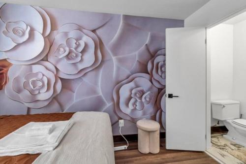 a bedroom with a mural of flowers on the wall at Roland park Customized Apartment in Baltimore