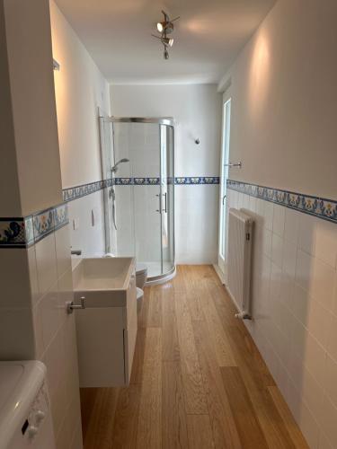 bagno con doccia e lavandino di Appartamento Parini a Porto San Giorgio