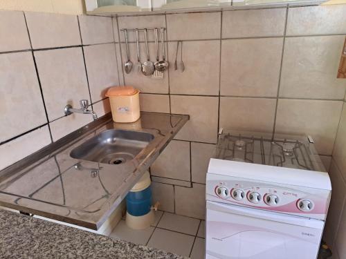 Una cocina o cocineta en Chalé na Serra Cozinha Completa 2 quartos Cama Casal