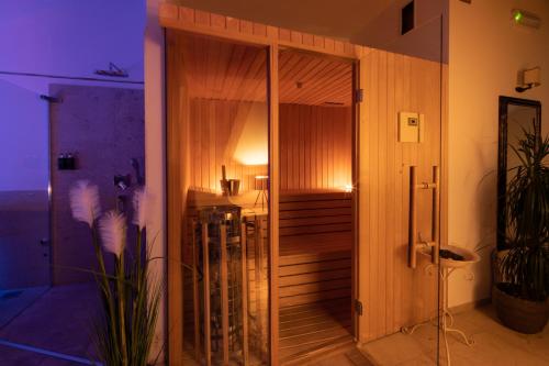 um quarto com um chuveiro e uma porta de vidro em Heritage Hotel Life Palace em Šibenik