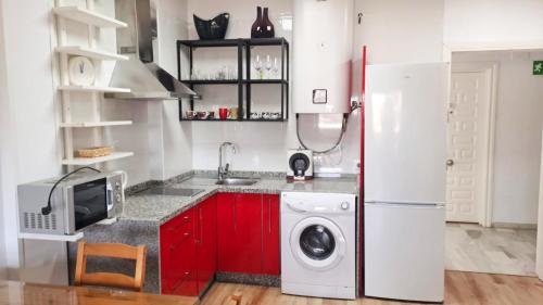 een keuken met een witte koelkast en een wasmachine bij BENALBEACH RESORT NEW APARTMENT - Benalmádena Málaga in Benalmádena