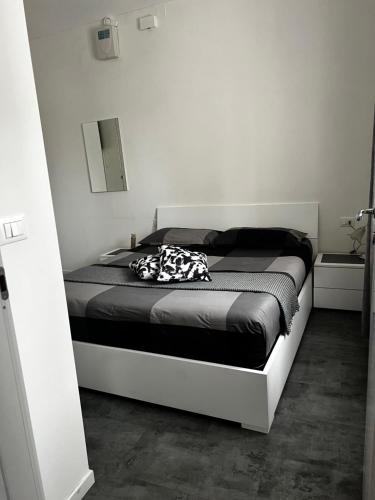 ein Schlafzimmer mit einem Bett in einem weißen Raum in der Unterkunft Casa Gabu in Turin