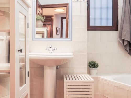 ein Badezimmer mit Waschbecken und Spiegel in der Unterkunft Descanso y paz en la Juderia de Carmona in Carmona