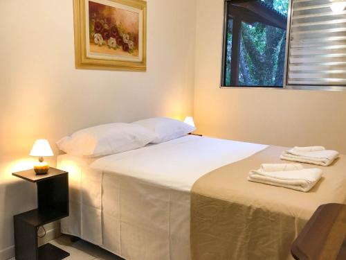 um quarto com 2 camas e uma janela em Cabana com Vista para a Lagoa da Conceição RM9376 em Florianópolis