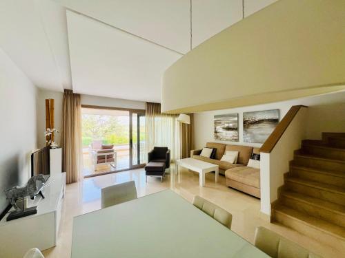 a living room with a couch and a table at Splendide maison sur 4 étages située sur le golf de Cala de Mijas in Sitio de Calahonda