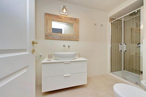 un bagno bianco con lavandino e doccia di Vatican apartment with parking a Roma