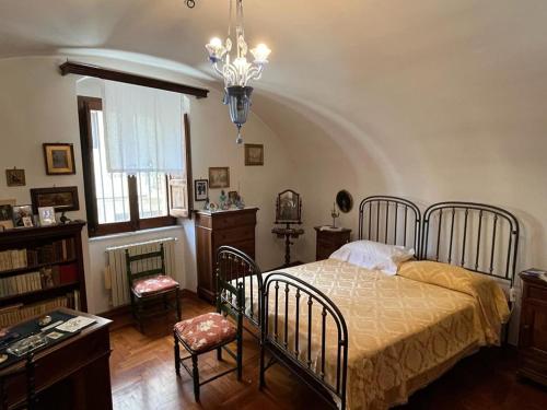 una camera con letto e lampadario a braccio di Relais - Galleria Gagliardo a Polizzi Generosa