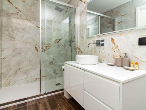 een badkamer met een wastafel en een douche bij Sea La Vie House - Privat Pool & Luxurious & Top View & Albufeira in Albufeira