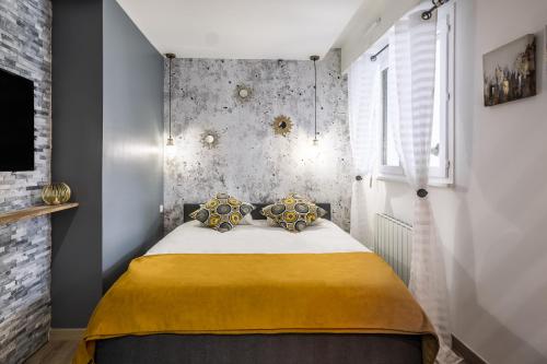 une chambre avec un lit avec une couverture jaune dans l'établissement Homey Cute - Parking inclus - Proche Geneve, à Annemasse