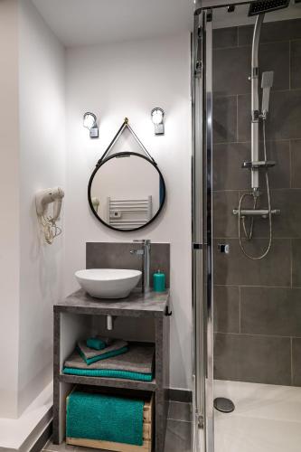 une salle de bain avec un lavabo et une douche dans l'établissement Homey Cute - Parking inclus - Proche Geneve, à Annemasse