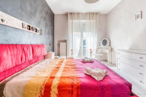 um quarto com uma cama grande e um cobertor colorido em green oasis in milan - luxury appartment free wifi - Policlinico San Donato em San Donato Milanese