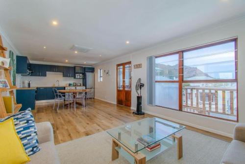 Ruang duduk di Beachfront Bliss at Malgas Views