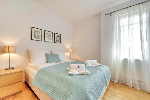 1 dormitorio con 1 cama con 2 toallas en By the sea - Nadmorski by Renters en Sopot