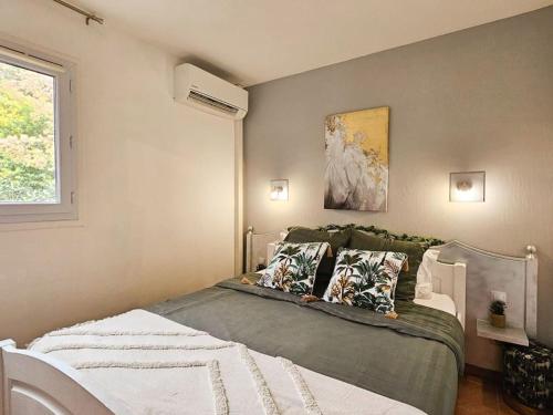 une chambre avec un lit et une fenêtre dans l'établissement Magnifique vue mer, à Roquebrune-sur Argens