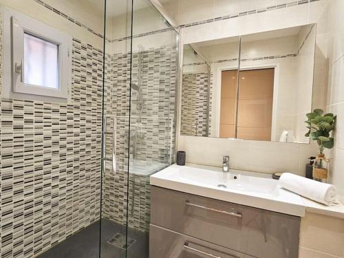 une salle de bain avec un lavabo et une douche en verre dans l'établissement Magnifique vue mer, à Roquebrune-sur Argens