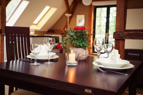 - une table avec des verres à vin et une bougie dans l'établissement Zur alten Schule, à Burg