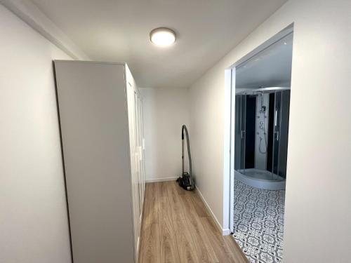 a hallway with a door leading to a bathroom at Maison Cosy à Saint-Dizier in Saint-Dizier