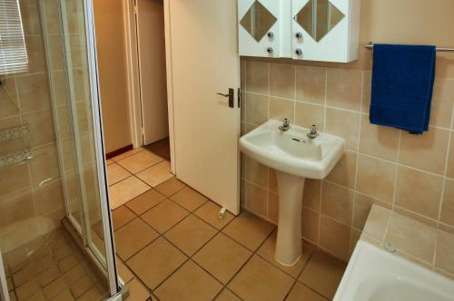 une salle de bain avec un lavabo et une douche dans l'établissement Mamma Mia, Langebaan, 6-sleeper, à Langebaan