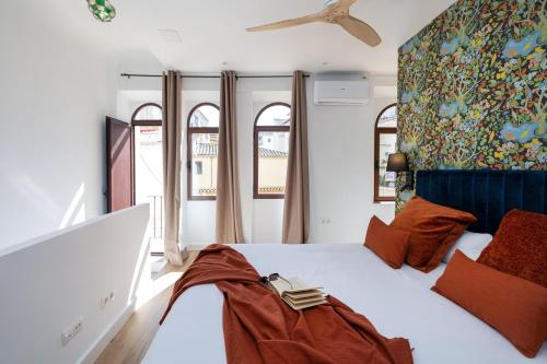 una camera con letto bianco e finestre di Villa Fortuny Unique Home a Granada