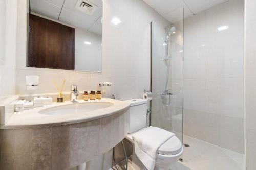 uma casa de banho com um lavatório, um WC e um chuveiro em Silkhaus Luxury Studio Near Silicon Shopping Mall em Dubai