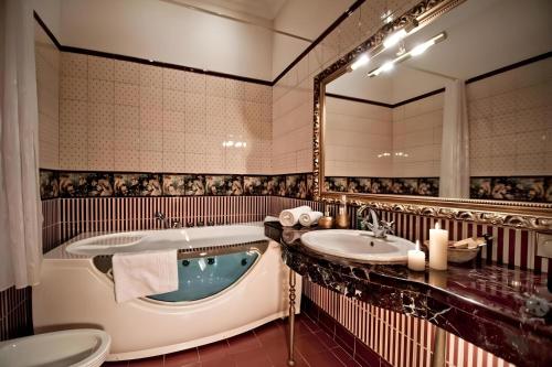 Koupelna v ubytování De Paris Hotel