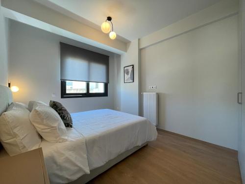 Кровать или кровати в номере Athenean Oasis in Ellinikon