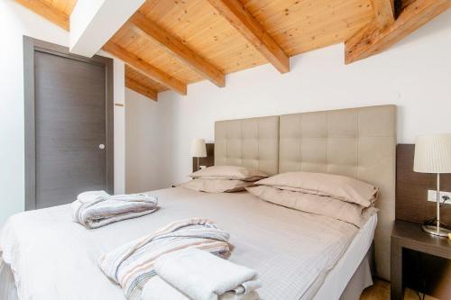 um quarto com uma grande cama branca e 2 almofadas em Place of Grace - 50 Meters from Dancing House em Praga