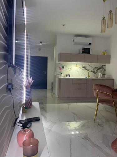 uma sala de estar com uma mesa e uma cozinha em Apartament Słoneczny Piasek- A 147 z klimatyzacją- Solny Resort em Colberga