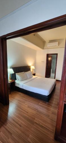 a bedroom with a large white bed in a room at Kl Continew Suite At Times Square in Kuala Lumpur