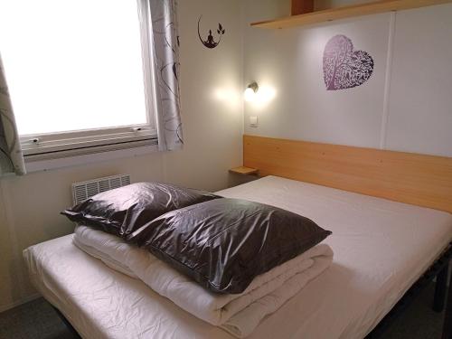 Katil atau katil-katil dalam bilik di Mobil home 3 chambres clim