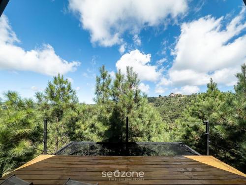a view of the sky from the deck of a house at Chales Naturale - Campos do Jordão - CNA in Campos do Jordão