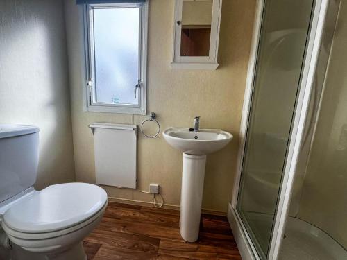 y baño con aseo, lavabo y ducha. en Lovely 6 Berth Caravan With Free Wifi At Sand Le Mere, Yorkshire Ref 71011c, en Tunstall