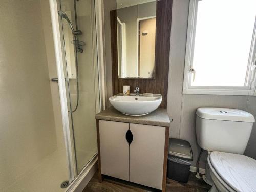 uma casa de banho com um lavatório e um WC em Luxury Caravan With Decking And Wifi At Haven Golden Sands Ref 63069rc em Mablethorpe