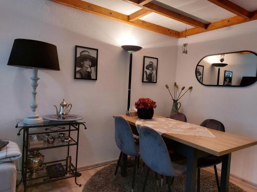 ein Esszimmer mit Tisch, Stühlen und einer Lampe in der Unterkunft Ferien Central in Görlitz